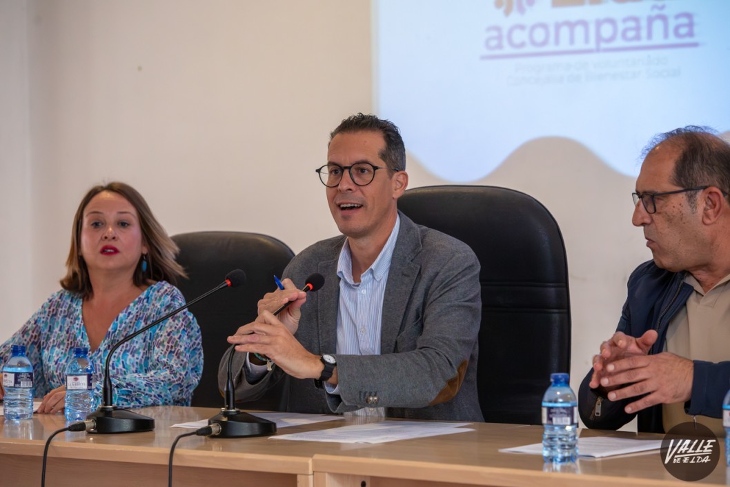 Alrededor de 60 voluntarios se movilizan con el programa "Elda Acompa&ntilde;a"
