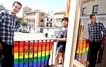 Elda homenajea por primera vez la igualdad sexual colocando la bandera del arco&iacute;ris en el Ayuntamiento