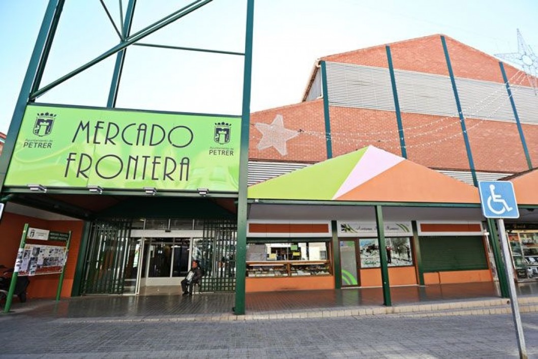 El Ayuntamiento de Petrer realiza algunas mejoras en el Mercado de la Frontera El Ayuntamiento de Petrer realiza algunas mejoras en el Mercado de la Frontera