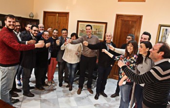 La corporaci&oacute;n municipal brinda por la llegada del nuevo a&ntilde;o