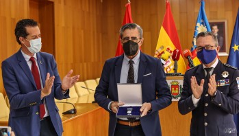 El secretario auton&oacute;mico de Emergencias recibe en Elda un reconocimiento por su labor durante la pandemia