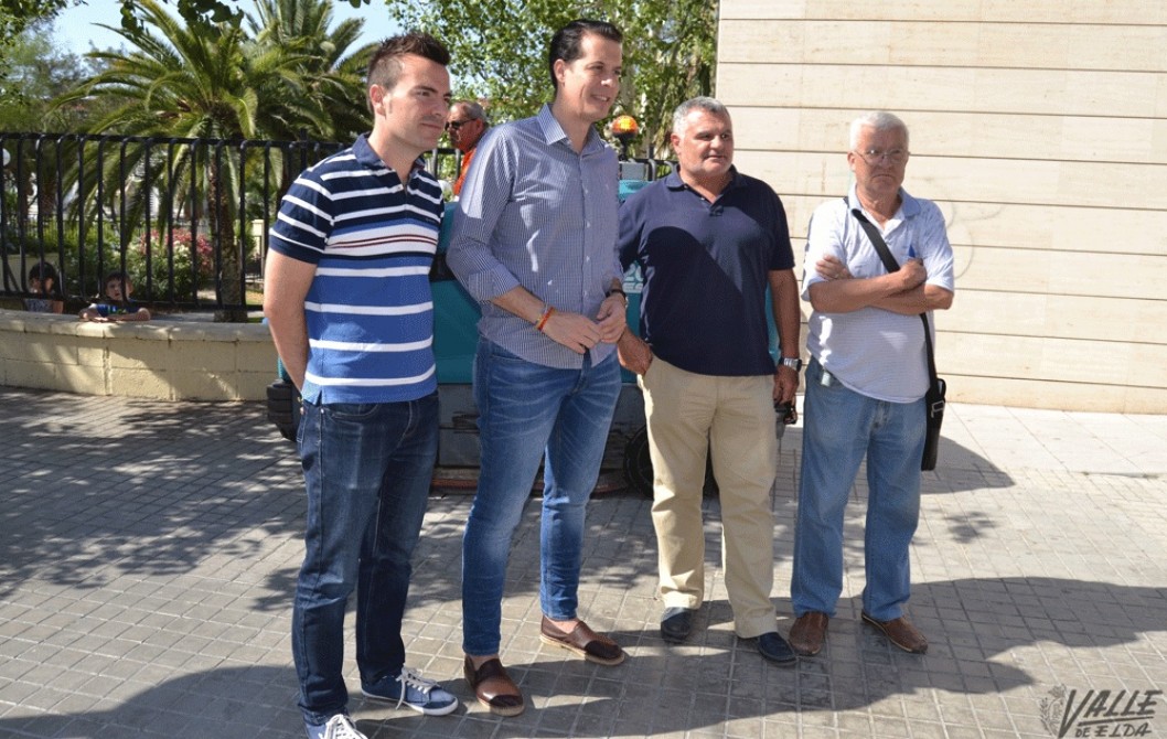El Ayuntamiento presenta una nueva máquina fregadora para limpiar las aceras de la ciudad El Ayuntamiento presenta una nueva máquina fregadora para limpiar las aceras de la ciudad