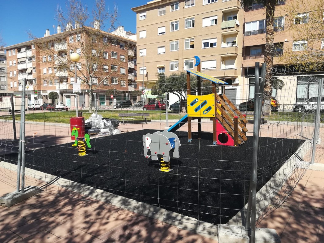 Denuncian carreras de patinetes en Petrer tras el atropello de un niño en la plaza Unión de Festejos Denuncian carreras de patinetes en Petrer tras el atropello de un niño en la plaza Unión de Festejos