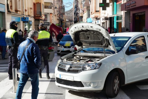 Caos en Juan Carlos I por la colisi&oacute;n de dos coches contra los bolardos