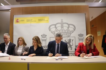 La ministra Raquel S&aacute;nchez e Irene Navarro firman un convenio de 2,3 millones de euros para rehabilitar 105 viviendas