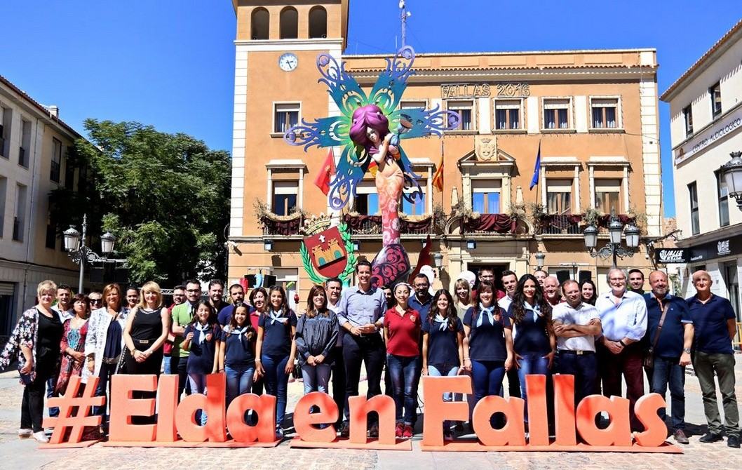Ayuntamiento y Junta Central de Fallas promocionan las fiestas del fuego con "#EldaenFallas" Ayuntamiento y Junta Central de Fallas promocionan las fiestas del fuego con "#EldaenFallas"