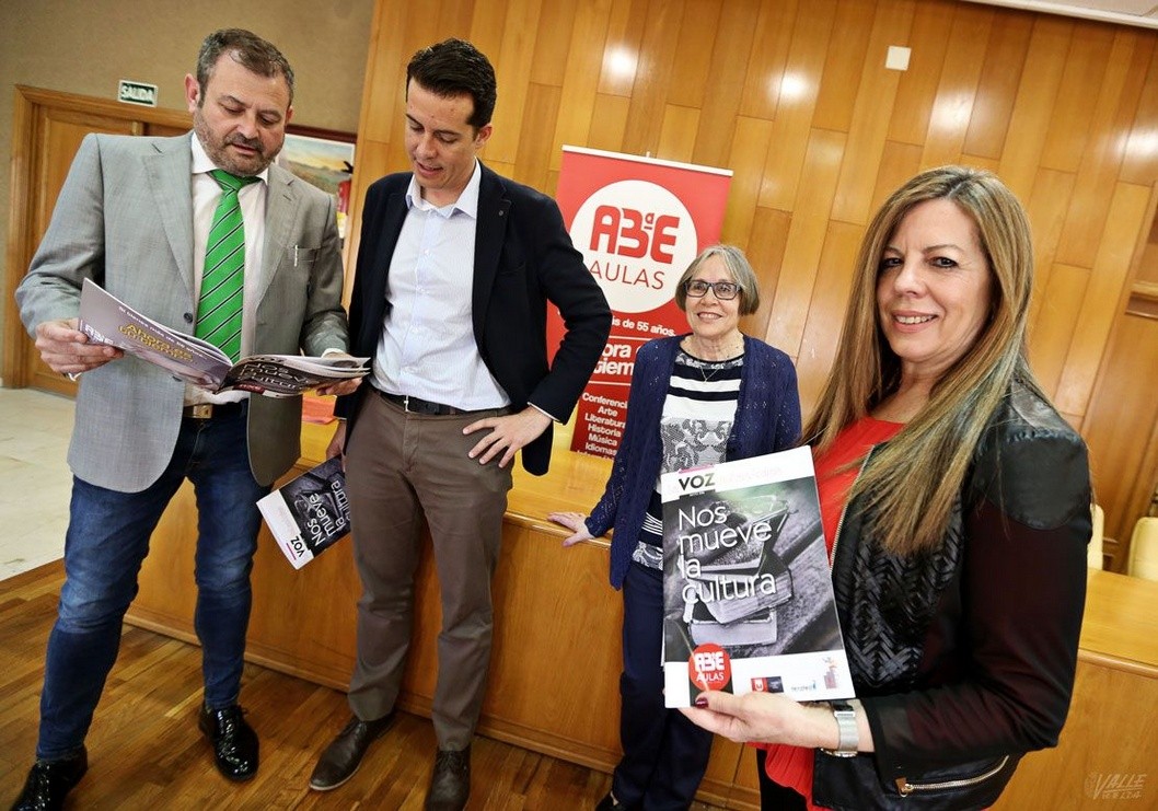 Aulas de la Tercera Edad transforma su boletín anual en una revista para ofrecer mayor información Aulas de la Tercera Edad transforma su boletín anual en una revista para ofrecer mayor información