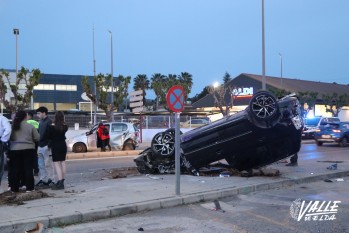 Vuelca un veh&iacute;culo tras impactar con otro en la avenida del Mediterr&aacute;neo