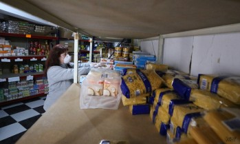 Trueque de objetos por alimentos para ayudar a las familias que peor lo pasan