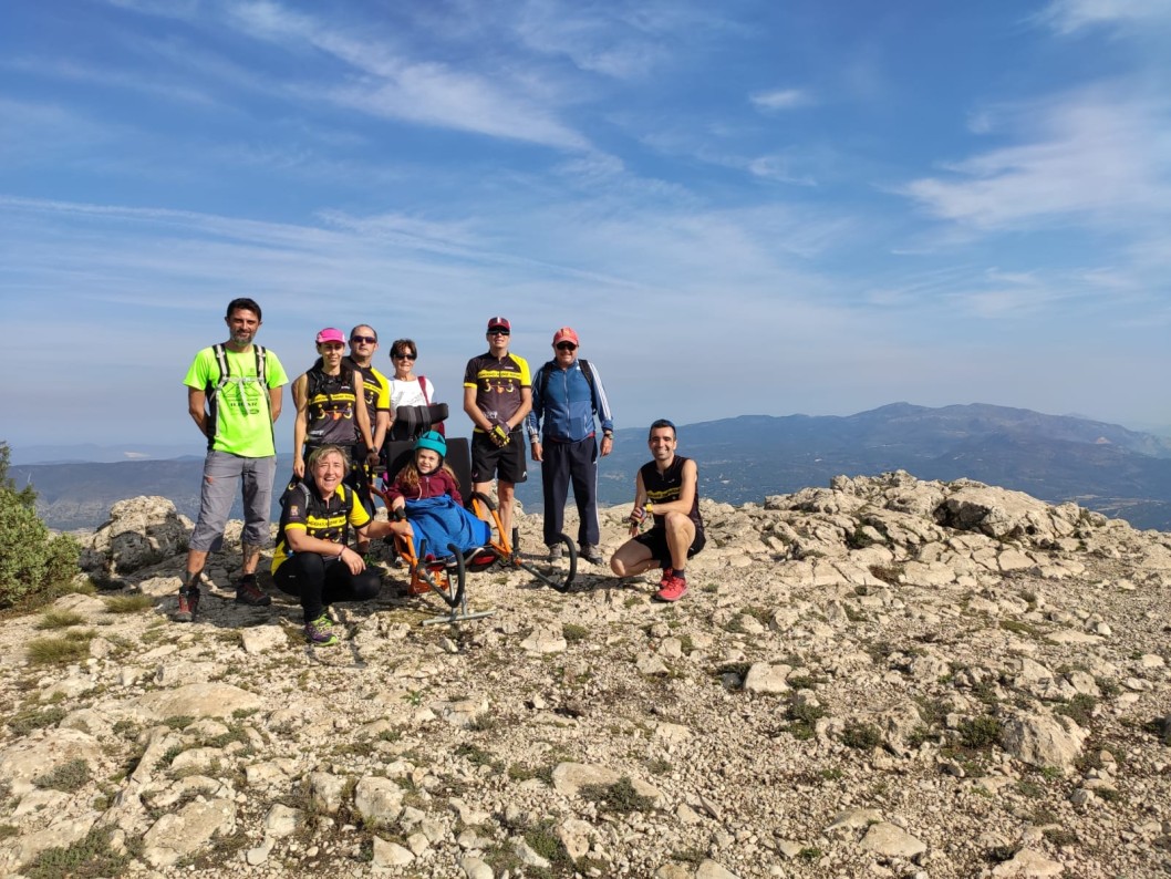 Zancadas sobre Ruedas sube una cumbre de 1.300 metros con una pequeña de ocho años Zancadas sobre Ruedas sube una cumbre de 1.300 metros con una pequeña de ocho años