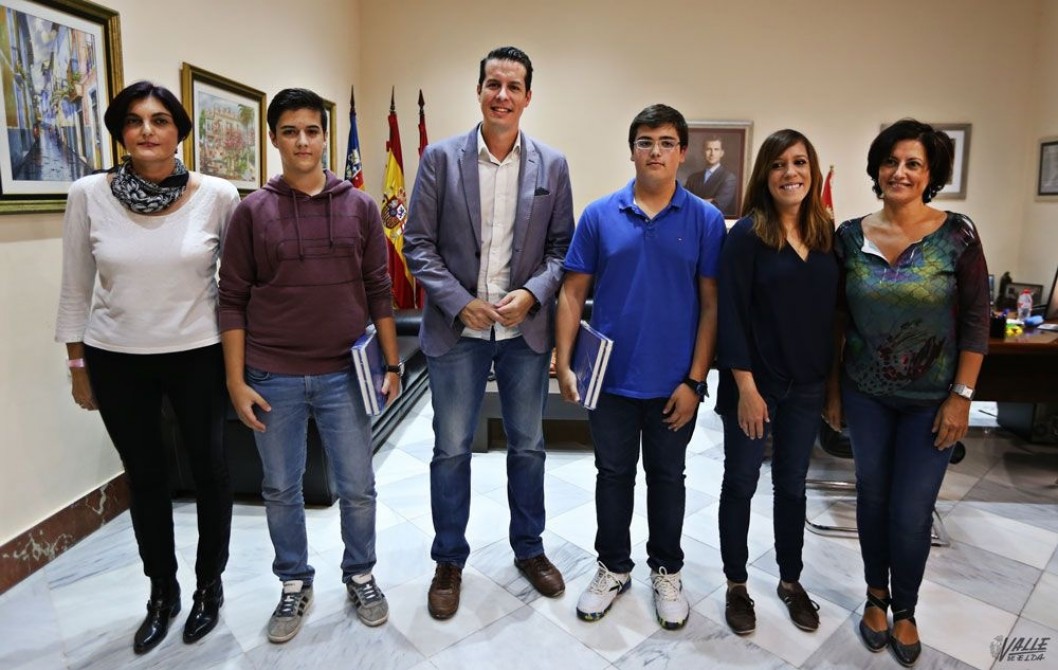 El alcalde recibe a dos estudiantes distinguidos con el Premio Extraordinario al rendimiento académico en la ESO El alcalde recibe a dos estudiantes distinguidos con el Premio Extraordinario al rendimiento académico en la ESO