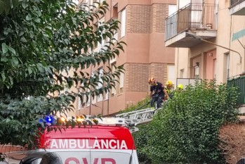 Desprendimiento de una cornisa en la calle Pablo Iglesias