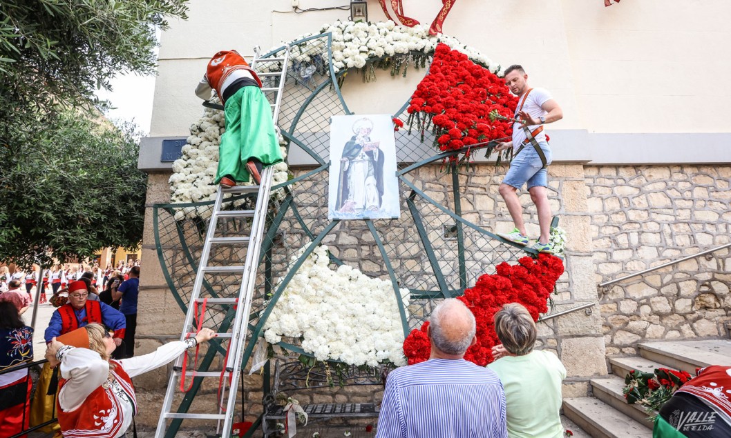 Flores para San Antón, el patrón de las fiestas más acogedoras Flores para San Antón, el patrón de las fiestas más acogedoras