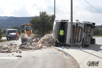 Vuelca un cami&oacute;n en la carretera de Mon&oacute;var