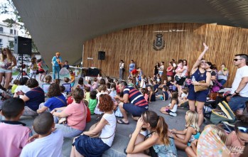 Decenas de ni&ntilde;os disfrutaron con Jonny Cuentacuentos en la Plaza Castelar
