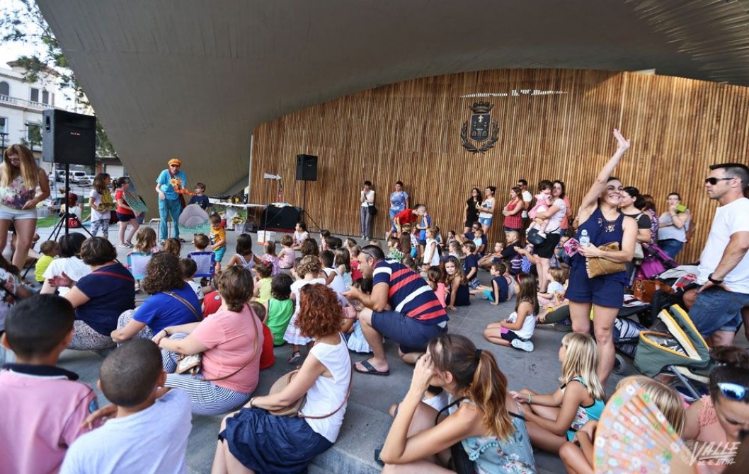 Decenas de niños disfrutaron con Jonny Cuentacuentos en la Plaza Castelar Decenas de niños disfrutaron con Jonny Cuentacuentos en la Plaza Castelar