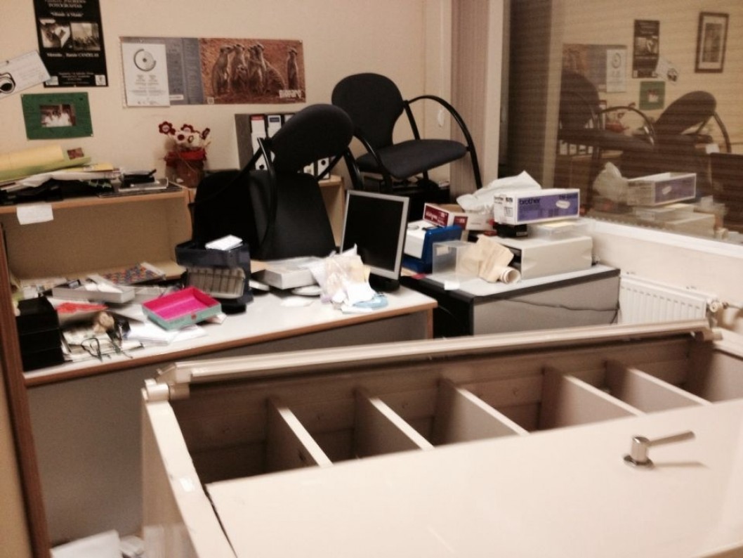 Unos ladrones destrozan las oficinas del IES Valle de Elda y se hacen con un botín de 3.000 euros Unos ladrones destrozan las oficinas del IES Valle de Elda y se hacen con un botín de 3.000 euros