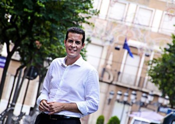 Rub&eacute;n Alfaro: "Quiero que todos los ni&ntilde;os vayan al colegio con libros de texto y material escolar"