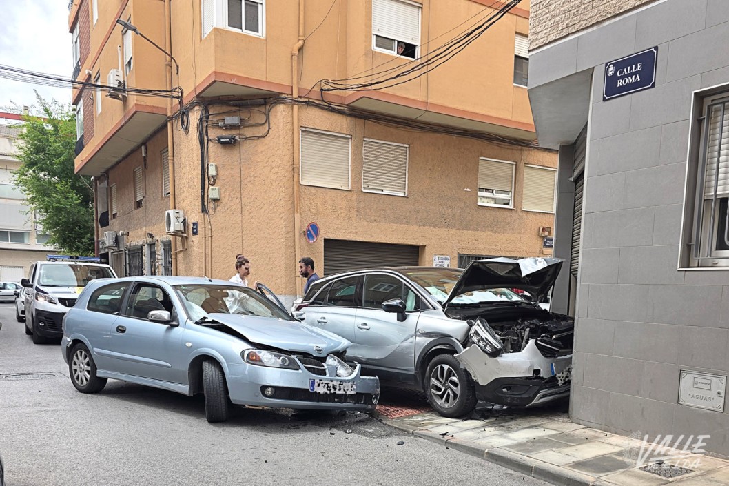 Aparatoso accidente en la calle Roma Aparatoso accidente en la calle Roma