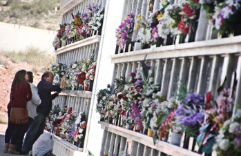 Miles de personas acudir&aacute;n a los cementerios de Elda durante el fin de semana