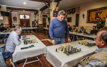 El triple campe&oacute;n de Espa&ntilde;a de ajedrez, Luis Mar&iacute;a Campos, juega 25 partidas simult&aacute;neas en Elda