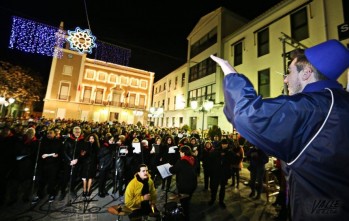 La m&uacute;sica de Moros y Cristianos inicia la Media Fiesta