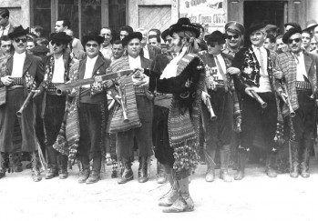 La  escuadra, n&uacute;cleo esencial de la fiesta  