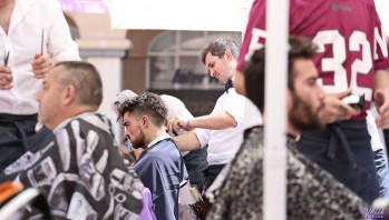 Los barberos de Elda cortan con el machismo