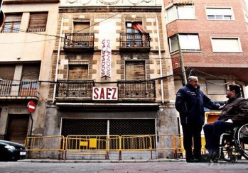 El Ayuntamiento corta parte de la acera de Pedrito Rico ante el mal estado de una fachada