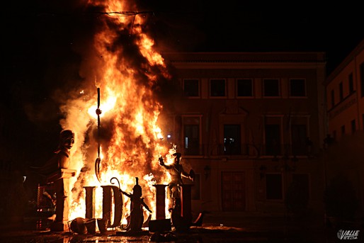 El fuego puso punto y final a las Fallas de Elda