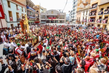 San Bonifacio, M&aacute;rtir, baja de su ermita rodeado de festeros