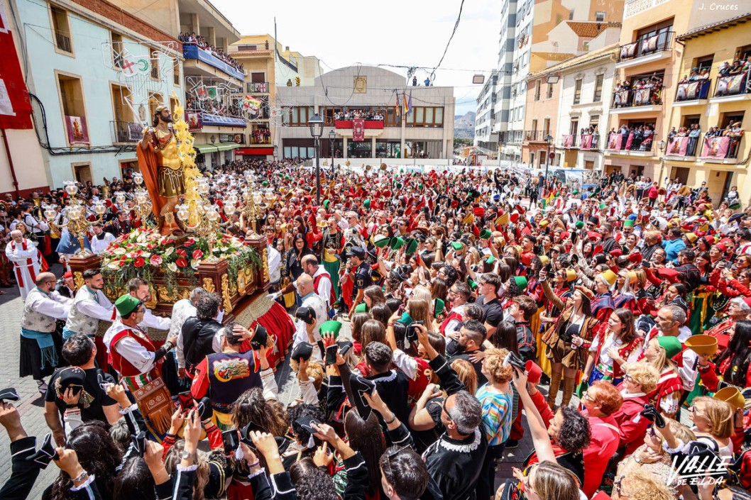 San Bonifacio, Mártir, baja de su ermita rodeado de festeros San Bonifacio, Mártir, baja de su ermita rodeado de festeros