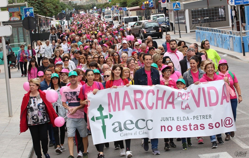 El manto rosa de la Marcha por la Vida contra el cáncer de mama vuelve a reunir a miles de personas El manto rosa de la Marcha por la Vida contra el cáncer de mama vuelve a reunir a miles de personas