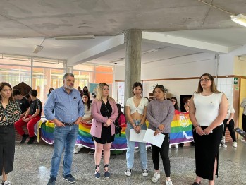 Los institutos de Elda conmemoran el D&iacute;a contra la LGTBIfobia