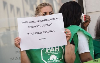 En Elda y Petrer 14 familias luchan para impedir sus desahucios