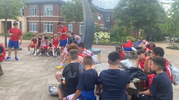 Un total de 24 j&oacute;venes participan en un campus de baloncesto en Inglaterra