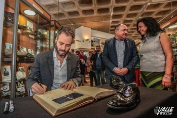 El director musical del ADDA, Josep Vicent, dona sus zapatos al Museo del Calzado