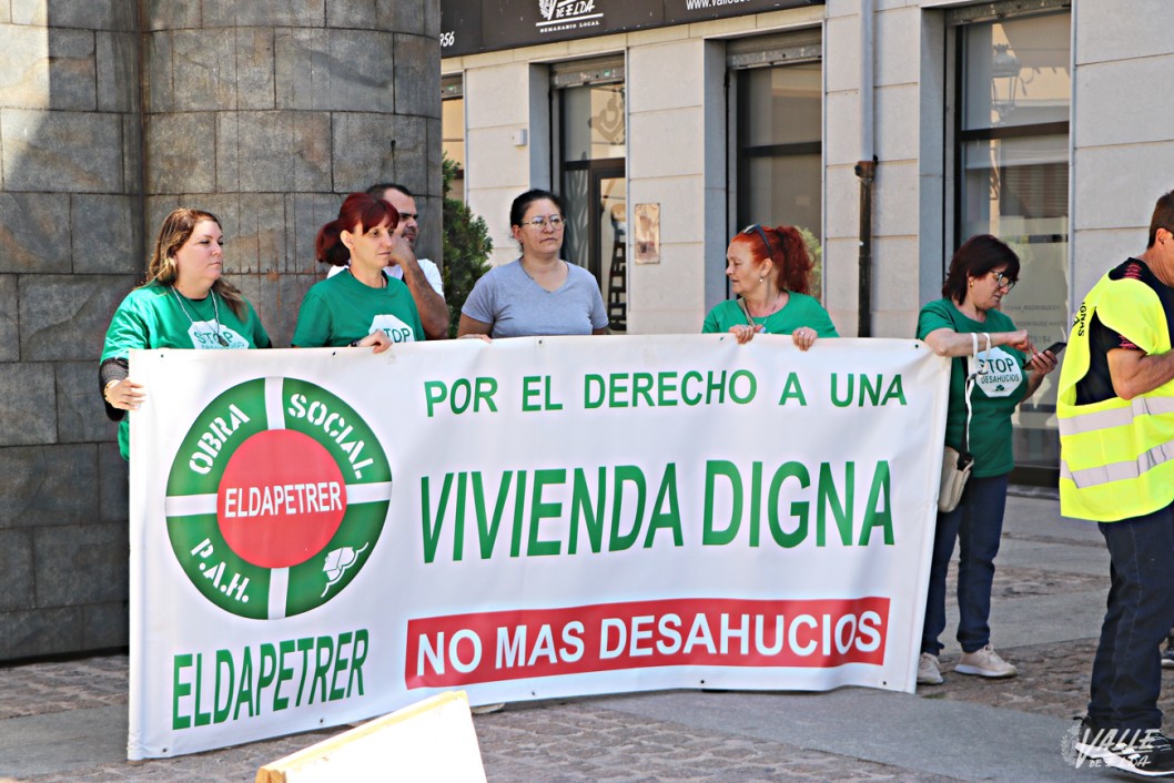 La PAH denuncia ataques al derecho de la vivienda en las Cortes Valencianas La PAH denuncia ataques al derecho de la vivienda en las Cortes Valencianas