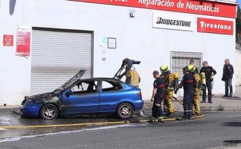 Arde un veh&iacute;culo en la avenida del Mediterr&aacute;neo