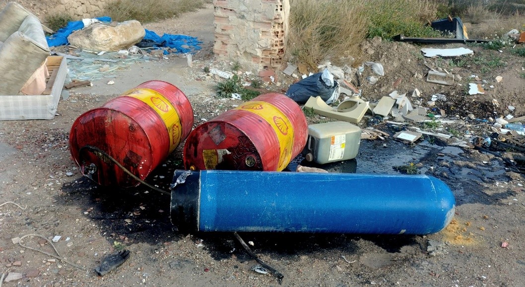 Vertido ilegal de 150 litros de aceite de motor y de polietileno frente al CEE Vertido ilegal de 150 litros de aceite de motor y de polietileno frente al CEE
