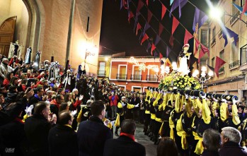 San Ant&oacute;n vuelve a las calles de Elda a hombros de la comparsa de Piratas