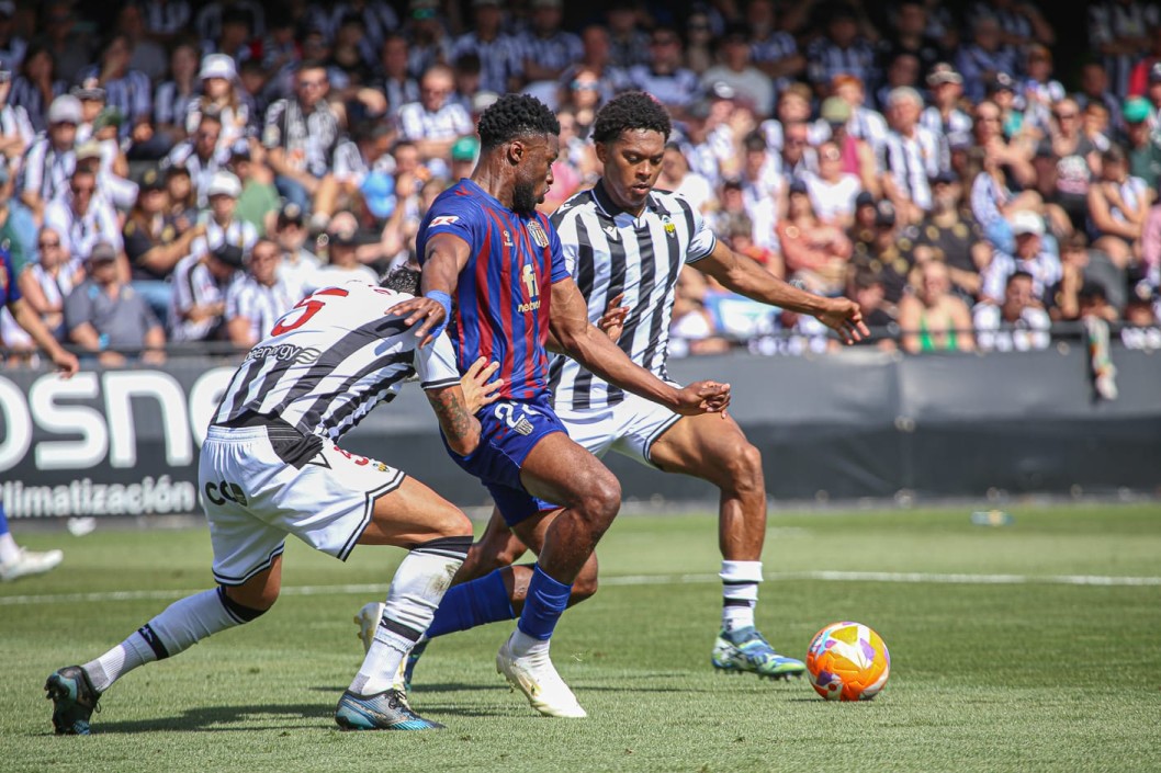 El Eldense empata y sigue agarrándose a la Segunda División (1-1) El Eldense empata y sigue agarrándose a la Segunda División (1-1)