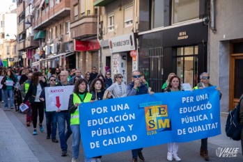 Multitudinaria movilizaci&oacute;n de los docentes de Elda y Petrer para lograr mejoras en la educaci&oacute;n p&uacute;blica