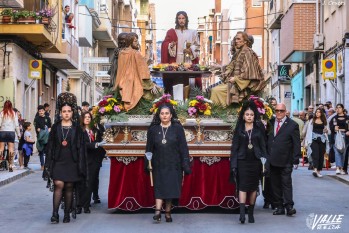 Los eldenses acompa&ntilde;an el paso de la Santa Cena hasta Santa Ana
