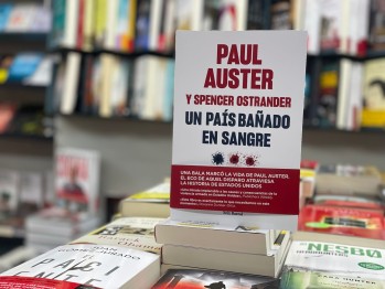 "Un pa&iacute;s ba&ntilde;ado en sangre" de Paul Auster y Spencer Ostrander