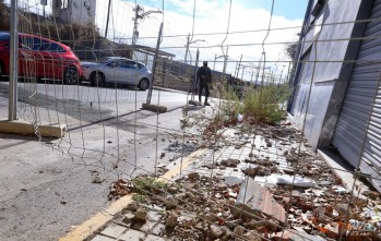 Los vecinos lamentan que un banco lleve m&aacute;s de un a&ntilde;o sin reparar un edificio vallado en La Torreta