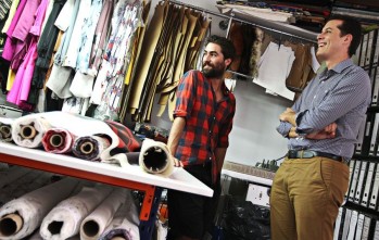 El alcalde felicita al dise&ntilde;ador Juan Vidal tras recibir el Premio Nacional de la Moda 2015