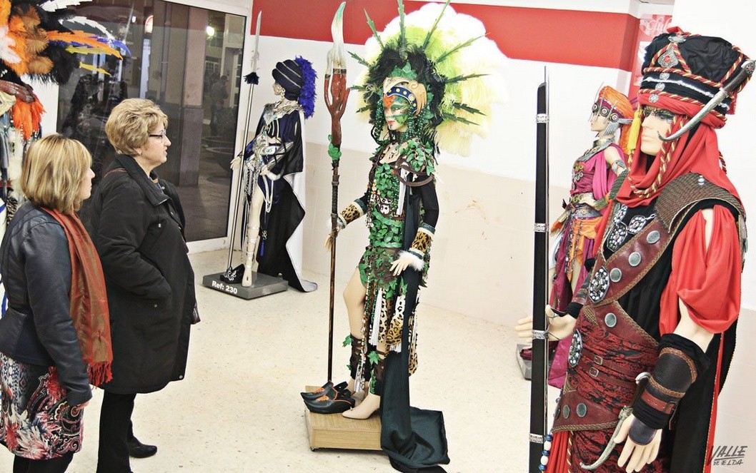 La Asociación Huracains expone sus trajes del bando Moro en la Plaza Mayor La Asociación Huracains expone sus trajes del bando Moro en la Plaza Mayor