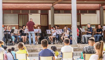 La Santa Cecilia acerca la m&uacute;sica a las escuelas
