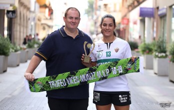 El eldense Vicen Mu&ntilde;oz entrega el premio a la mejor jugadora de Balonmano de Espa&ntilde;a a Laura Hern&aacute;ndez 